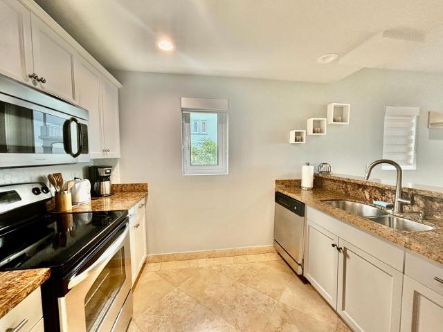 Extra spacious oceanview condo 5 min from pristine beach — photo 7