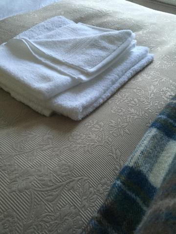 Standard Twin Room — Three Crowns Guest House