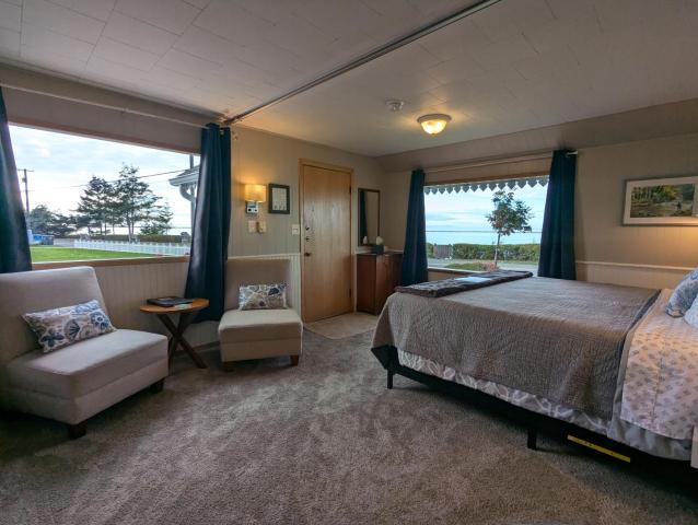 Juan de Fuca Waterfront Hotel & Cottages — photo 4