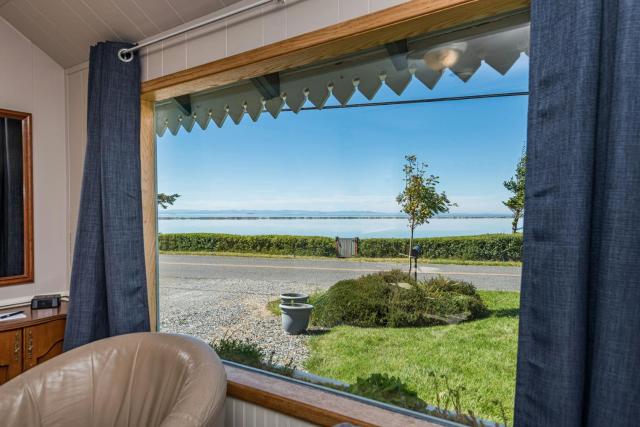 Juan de Fuca Waterfront Hotel & Cottages — photo 8
