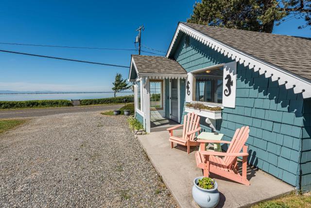 Juan de Fuca Waterfront Hotel & Cottages — photo 10