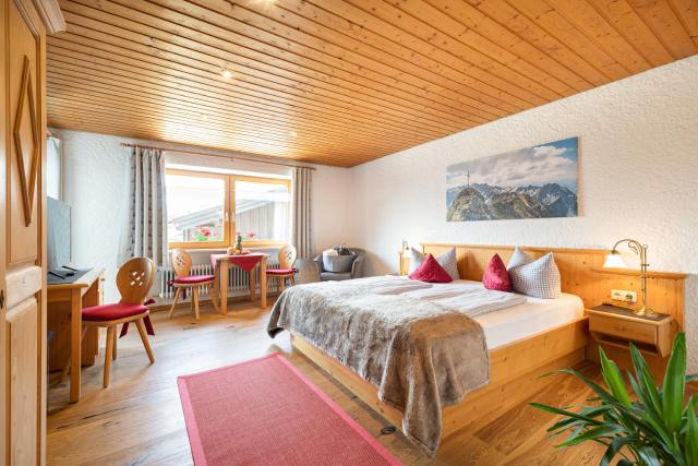 Double Room with Mountain View — Familien- und Wellnesshotel "Landhaus Viktoria"