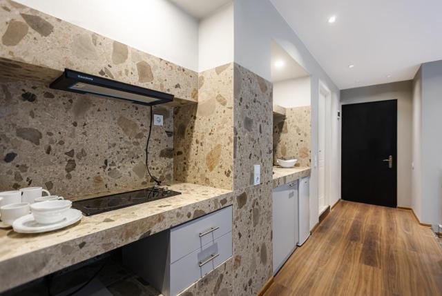Apart Meidani - Stylish Old Town Apartment with Balcony & Synagogue View — photo 3
