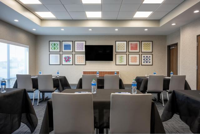 Holiday Inn Express & Suites - Gilbert - Mesa Gateway Airport — photo 14