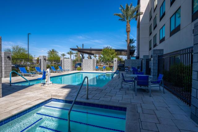 Holiday Inn Express & Suites - Gilbert - Mesa Gateway Airport — photo 4