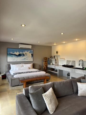 Uluwatu Stay's Deluxe Suite #5 — photo 5