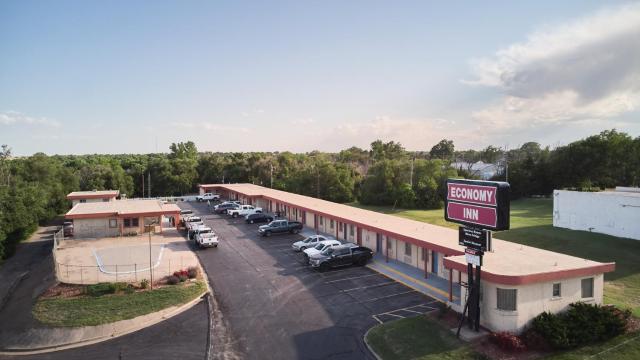 Economy Inn Pratt — photo 11