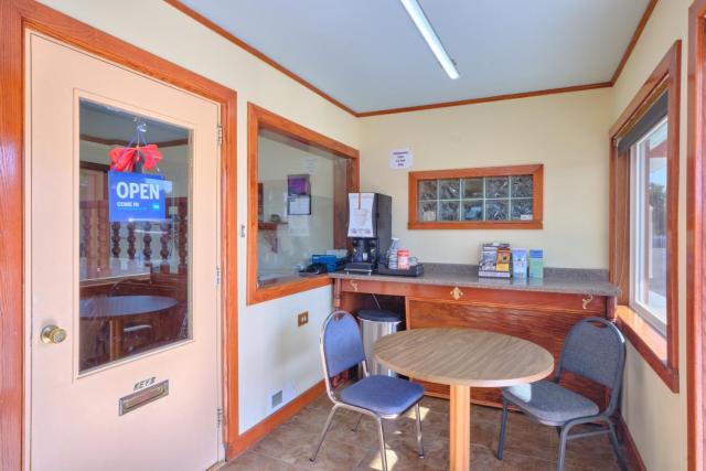 Economy Inn Pratt — photo 24