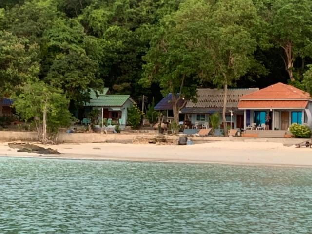 Koh Samed Lungdam Hutbeach เกาะเสม็ดลุงดำฮัทบีช — photo 4