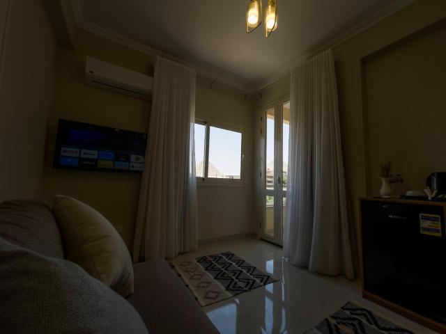 AKHNATON Pyramids View Hotel With Rooftop Access & free airport pickup — photo 21
