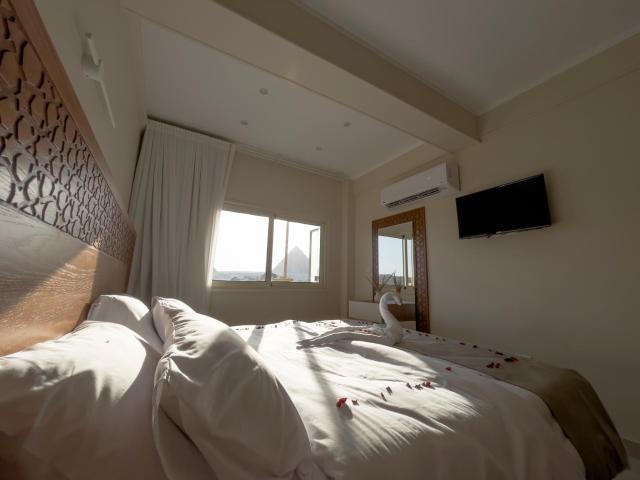 AKHNATON Pyramids View Hotel With Rooftop Access & free airport pickup — photo 23