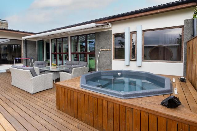 Túnfífill Guesthouse - Deluxe villa - free hot tub and sauna, cozy and quiet — photo 14