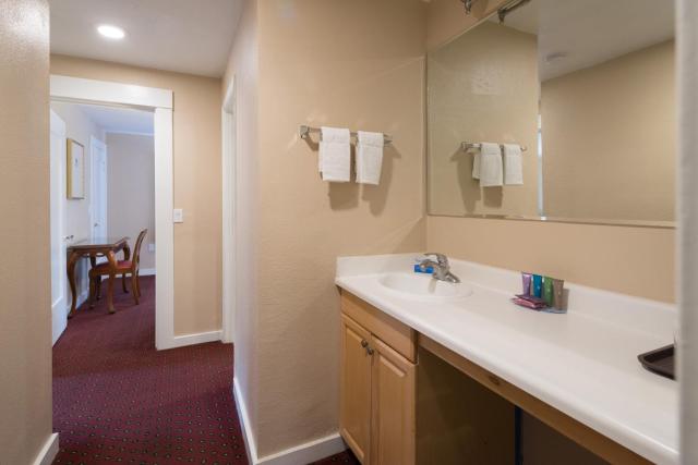 Butterfly Grove Inn — photo 3
