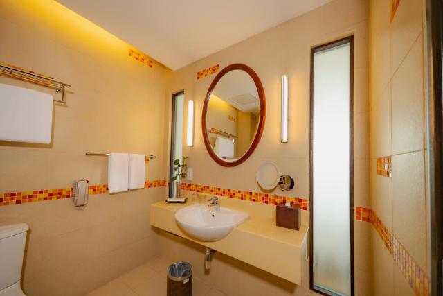 Hulhule Island Hotel — photo 22