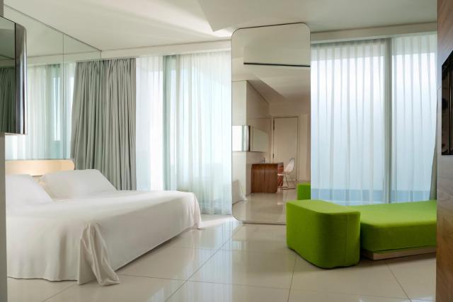 i-Suite Hotel — photo 8