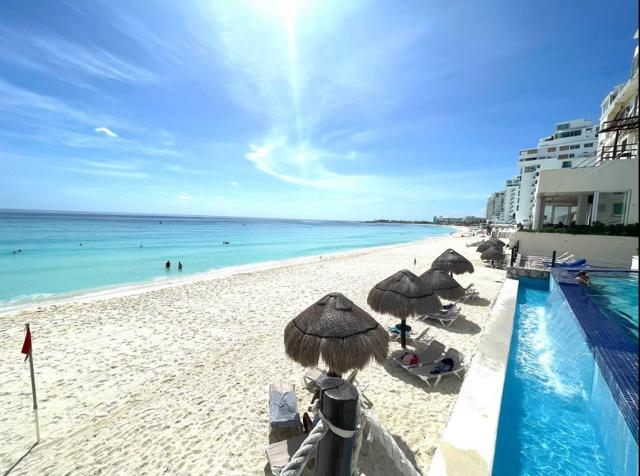 Caribbean View at Cancun Plaza Beachfront Condos — photo 1