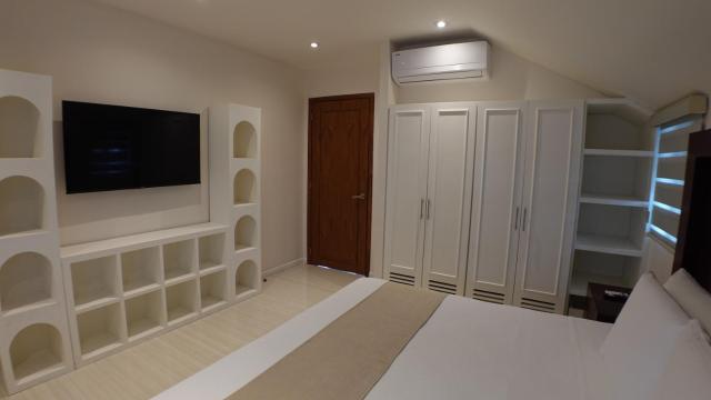 Bartolome Oceanfront Suites — photo 15