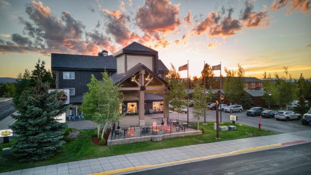 Gray Wolf Inn & Suites — photo 1
