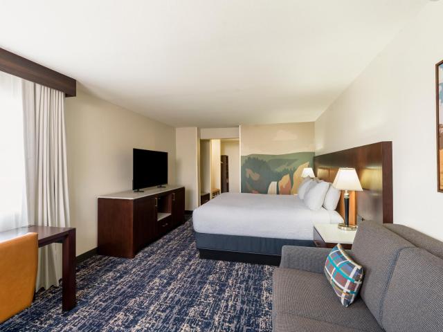 Gray Wolf Inn & Suites — photo 2