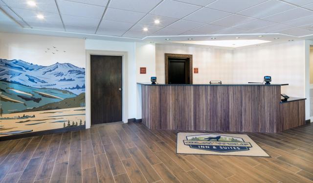 Gray Wolf Inn & Suites — photo 8