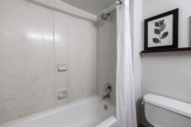 Huntersville Inn & Suites Lake Norman — photo 23