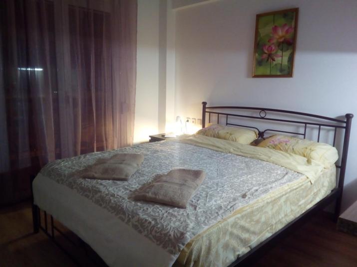 New studio next to metro for 2 people