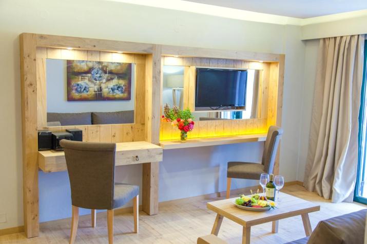 Elmi Beach Hotel & Suites