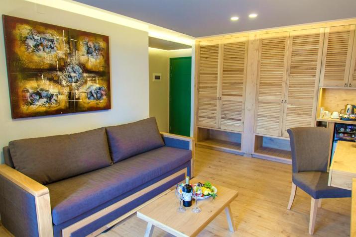 Elmi Beach Hotel & Suites