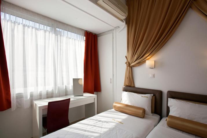 Metropolis Hotel
