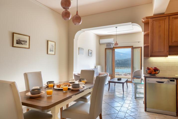 Alexandra's Cozy Sea View Apartment
