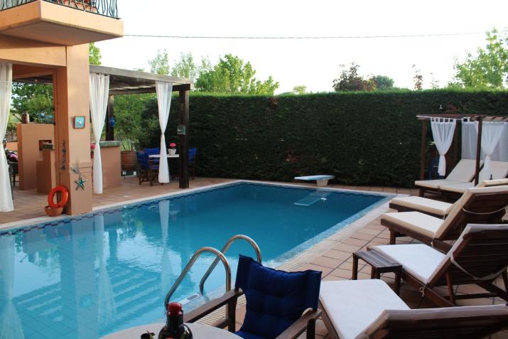 4-seasons pool villa near Meteora