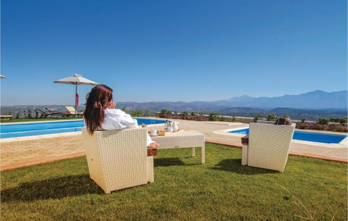 Amazing Home In Houdetsi,Heraklio