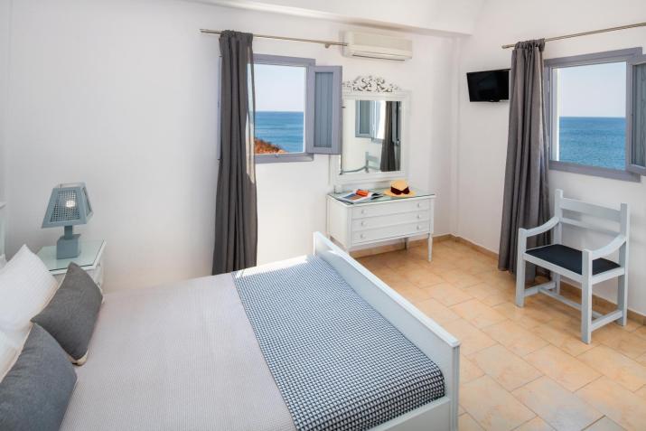Akrotiri Hotel