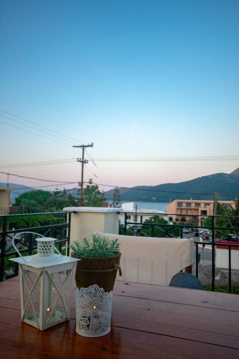 House of Hats - next to the coast - Karavomylos