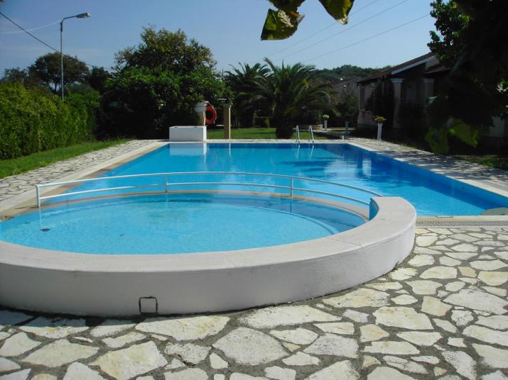 Nikos Apartments