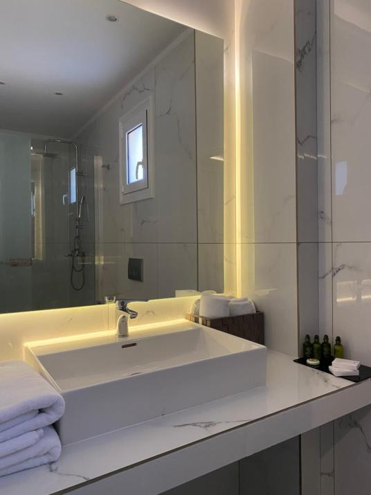 24K Athena Suites