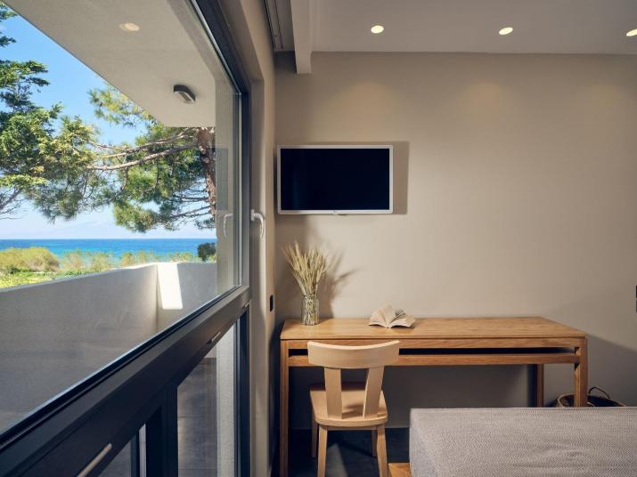 Oceanis Suites with Private Heated Pools and Sea View, by ZanteWize