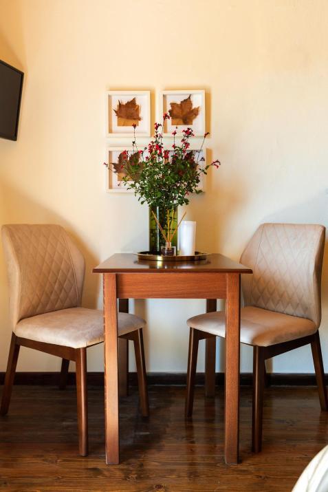 1822 Makrinitsa Suites