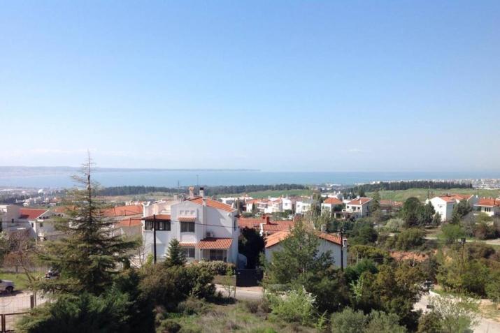 Τraditional fully detached villa on a luxurious hillock of Thessaloniki with its own garden also for family & wedding gatherings for 10 to 25 people only 15 minutes from airport