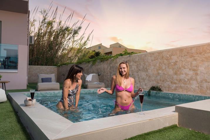 Aegean Breeze Luxury Apartments next to the sea