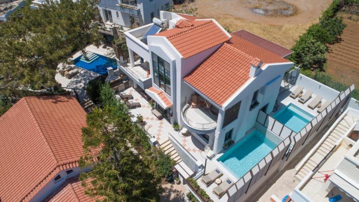 Paradisos luxury villas next to beach