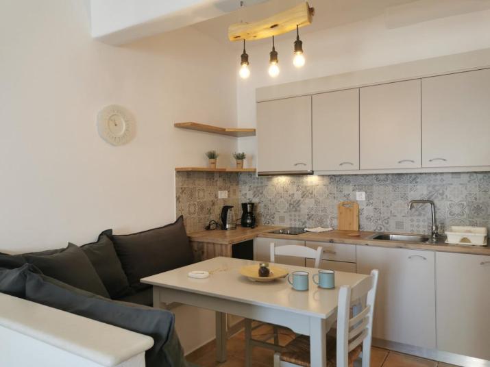Helen's Minimal Studios & Apartments