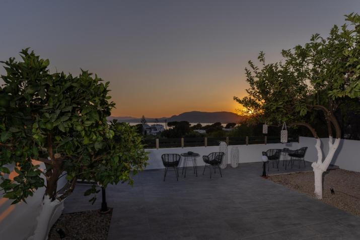 POUNEDES LUXURY SUITES