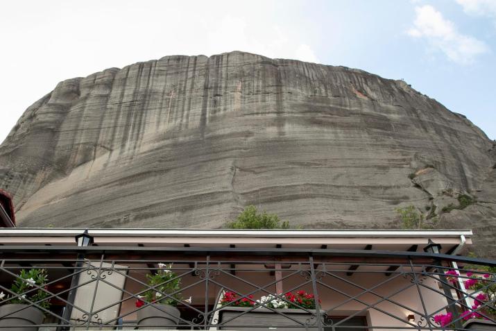 Under the rocks meteora panoramic view villa
