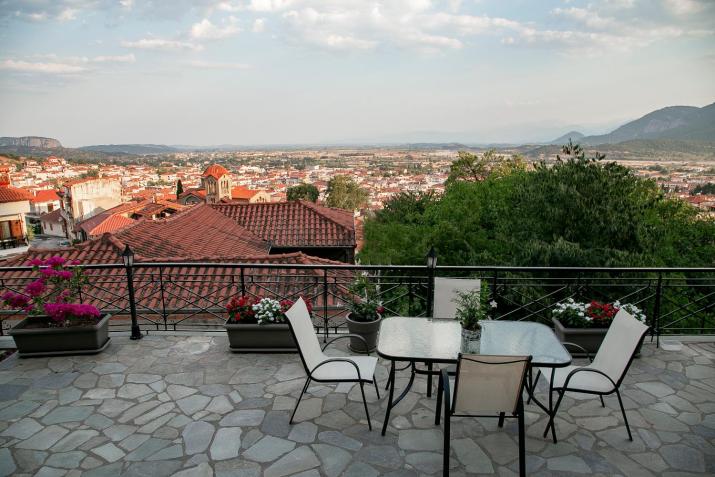 Under the rocks meteora panoramic view villa
