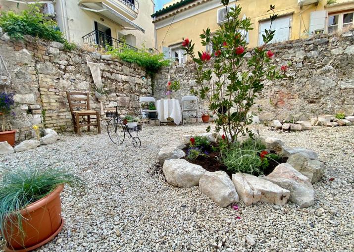 Luxury Family House with Backyard