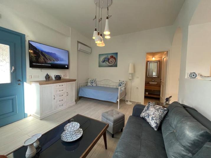 Reginas Studios & Apartments- Blue Flower apartment