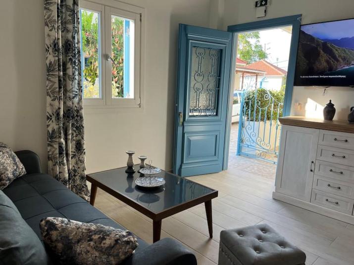 Reginas Studios & Apartments- Blue Flower apartment