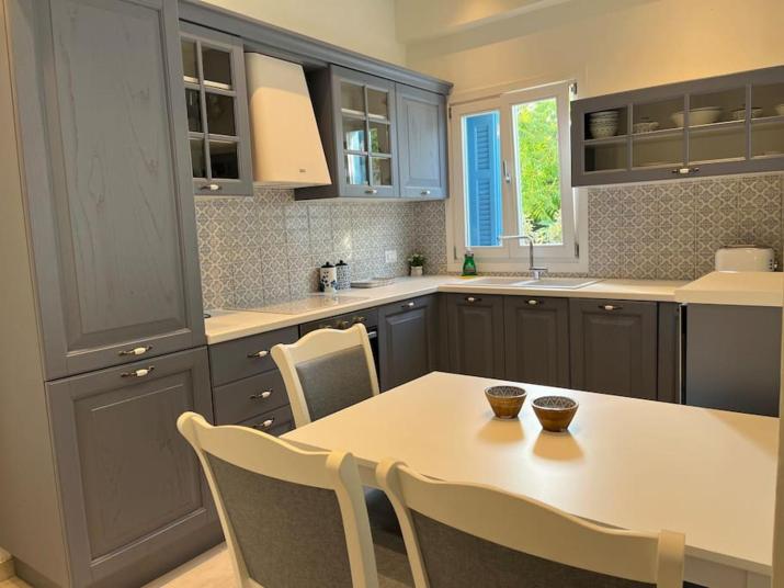 Reginas Studios & Apartments- Blue Flower apartment