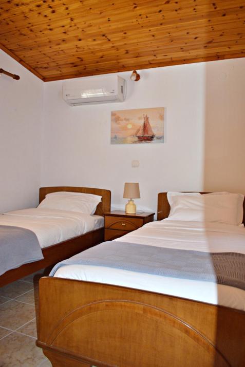 Cozy cottage with garden and olive grove of 5 acr